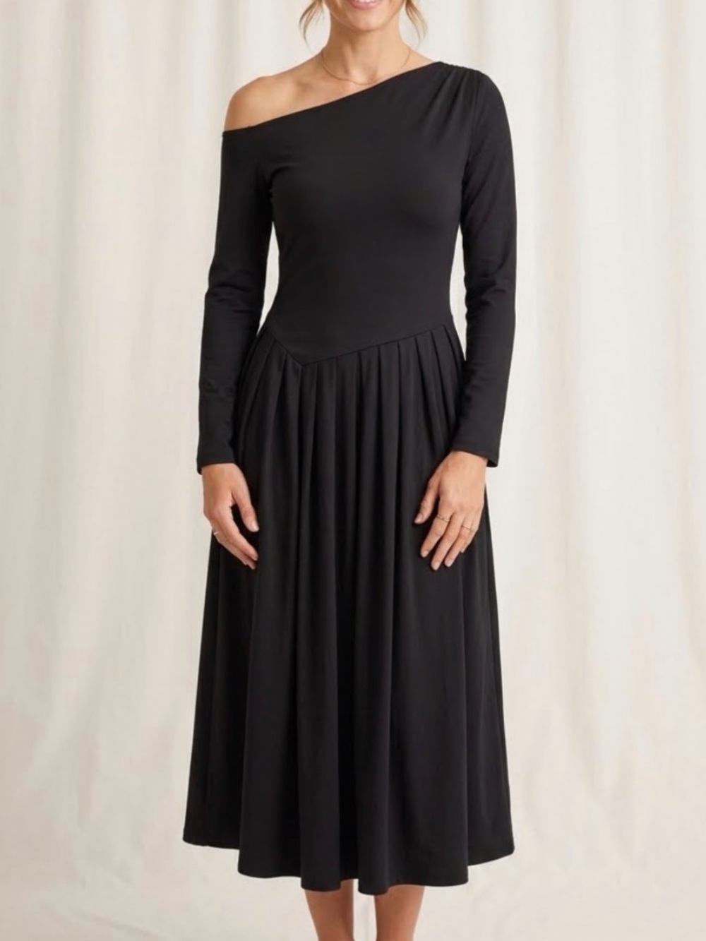 Elegant Black off one shoulder Long-Sleeve Pleated Midi Dress party casual
